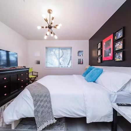 The Neon Palace - Kingbed - Fireplace - Netflix - Ug Park Edmonton Exterior photo