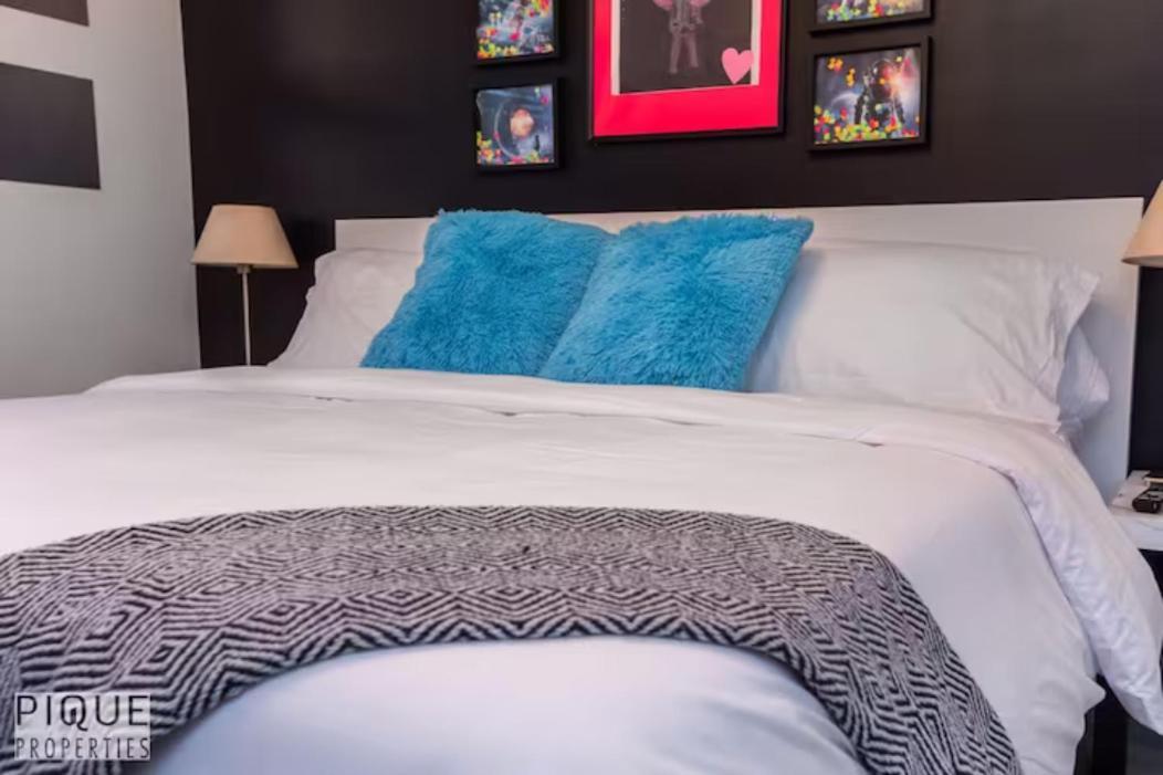 The Neon Palace - Kingbed - Fireplace - Netflix - Ug Park Edmonton Exterior photo